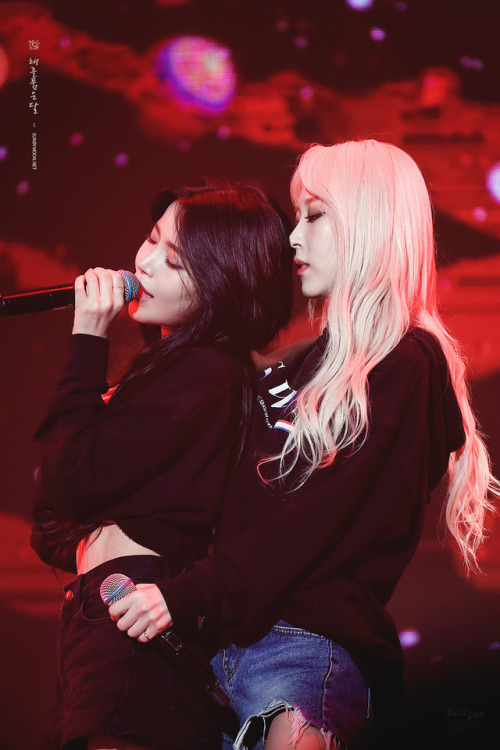 fy-yongsun: 190419~21 Solar &amp; Moonbyul @ 4Season F/W Concert © 해를 품은 달 | do not edit or