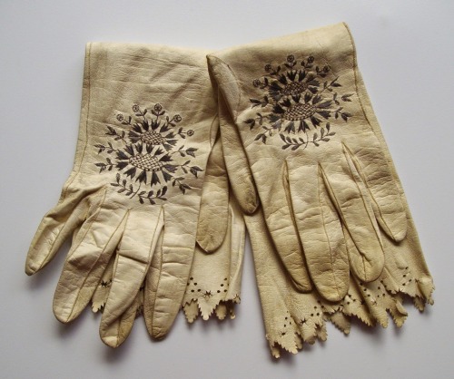 gatarojastuff:Leather Regency gloves.