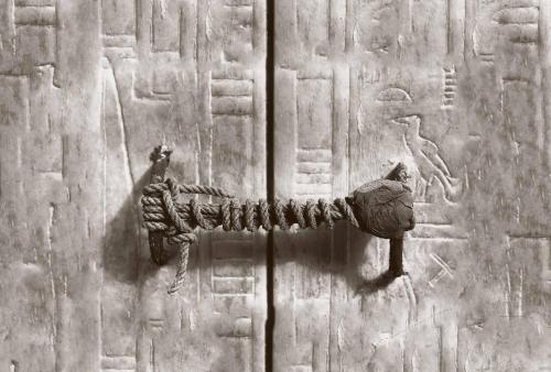 The unbroken seal on Tutankhamun&rsquo;s tomb, 1922. 3,245 years untouched