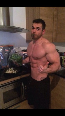 thick-sexy-muscle:  Kitchen Muscle Stud
