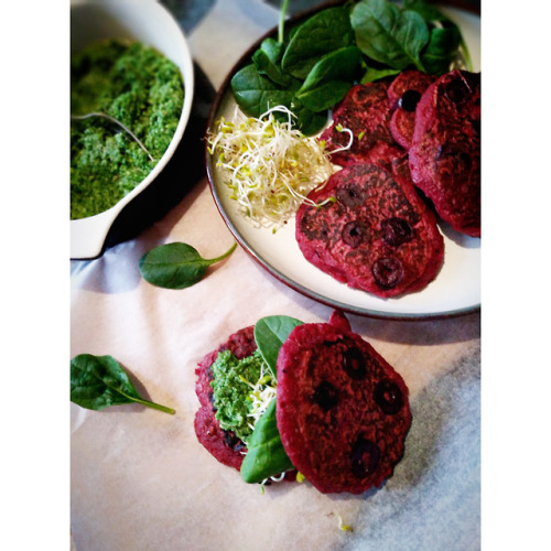 “Colours&Flavours” ❤️❤️ -leftover kale pesto with savoury, beetroot [gram flour] pan