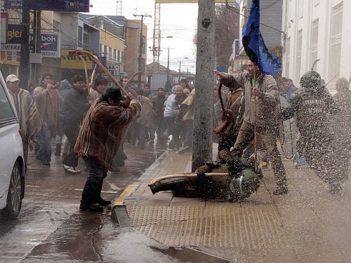 Noooooo si está todo tranquilo en el sur, si son cuentos que los mapuches andan golpeando a los pacos…. 