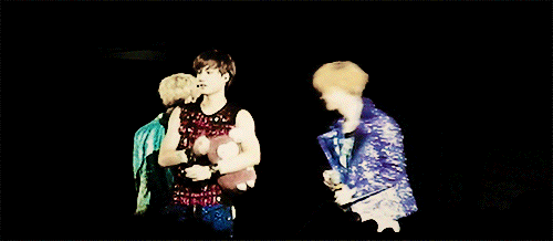 lu-yun-deactivated20130917:   luhan punching kai’s plushy  