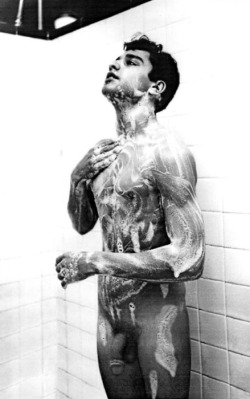  Damn… Sal Mineo, showing it off. A very tragic and young end to a talented man’s life… 