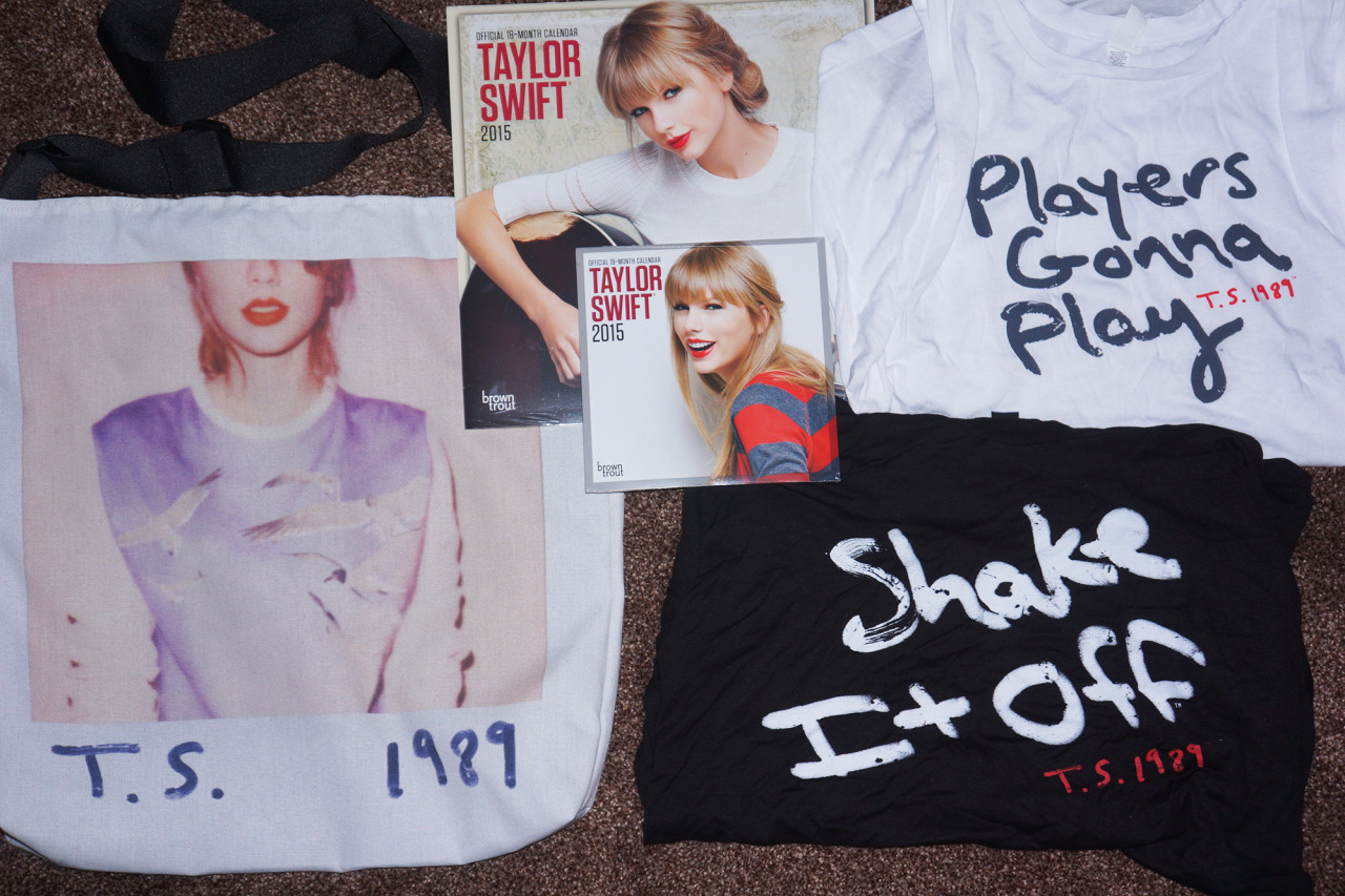 youareinloves:
“ Hey guys! I had the amazing opportunity to go to one of the 1989 Secret Sessions in NYC, and since I was under 18 my mom came with me. Due to this, we got two bags full of merchandise. I really don’t have a use for the second set of...
