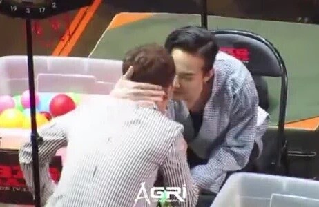geeseungri:  I love angles. I love boyfriends. I love nyong-freaking-tory. I love love. 