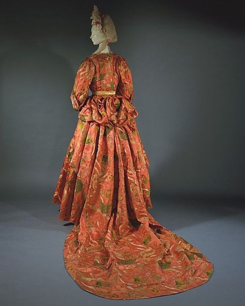 Salmon coloured Mantua robe, British, c. 1708