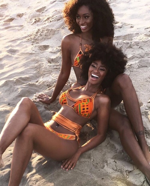 ivorywomenlovingebonywomen:  humbledeviant:  bombshellssonly:  @rscollective   Exquisite beauties every one  Loving the melanin 😍😍😍