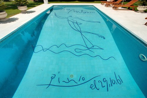 pennylanelikes:In 1961 Pablo Picasso painted and signed the bottom of the pool at Villa El Martinete