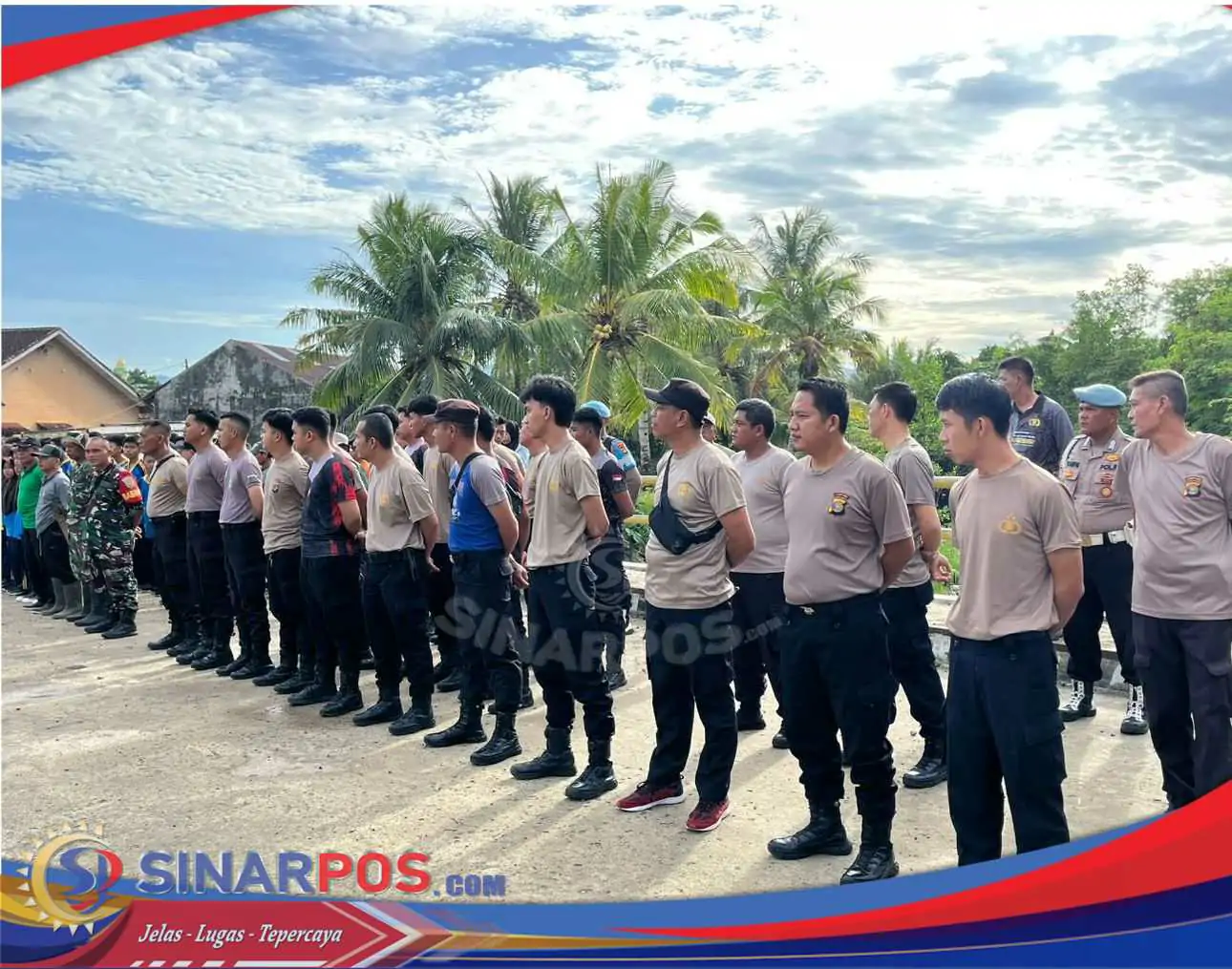Polres Pesisir Barat dan Warga Gelar Aksi Bersih-Bersih Pantai Labuhan Jukung