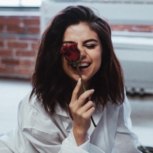 Porn Pics perfectsselena:  Selena & Roses  Shot