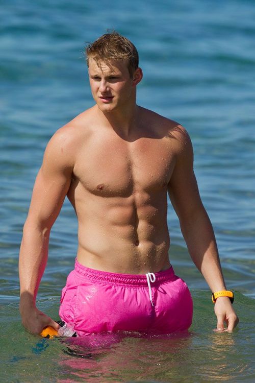 testingnewwaters:  Alexander Ludwig: having a great time at the beach… (Love when those wet shorts cling) 