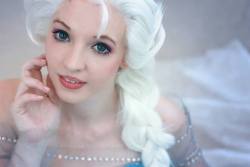 cosplayhotties:  Elsa : let it go by princess-soffel