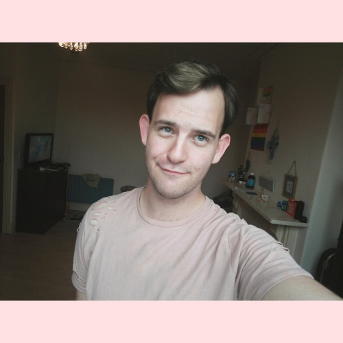 findingthehalcyon:Trying to get used to my hairless face so have three selfies (of me looking the exact same) so you can get used to it too x