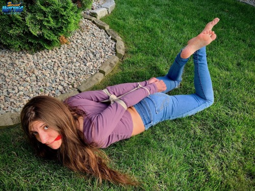 zippo077:When Stephie’s friends proposed an escape challenge to see if she could free herself with her hands tied behind her back, she readily accepted. After all, she was pretty limber, all she had to do was pass her bound hands under bum to get them