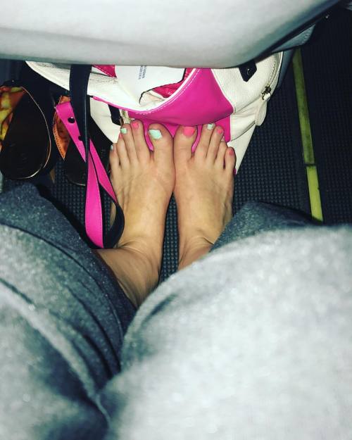 On the plane for my cruise ❤️❤️ barefoot because it’s more comfy#footfetishgroup #footfetish