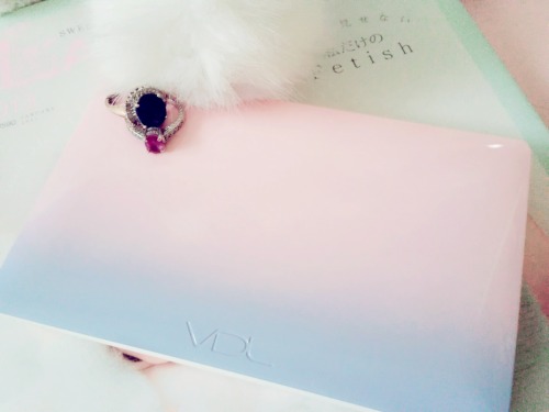 mydarlingrainbow:  VDL Pantone 6.4 eyebook🌸 