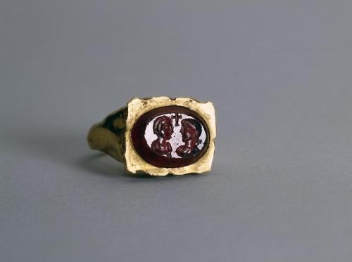 detournementsmineurs:Ring in gold and garnet, Eastern Mediterranean, Second half of the A.D. 4th Cen