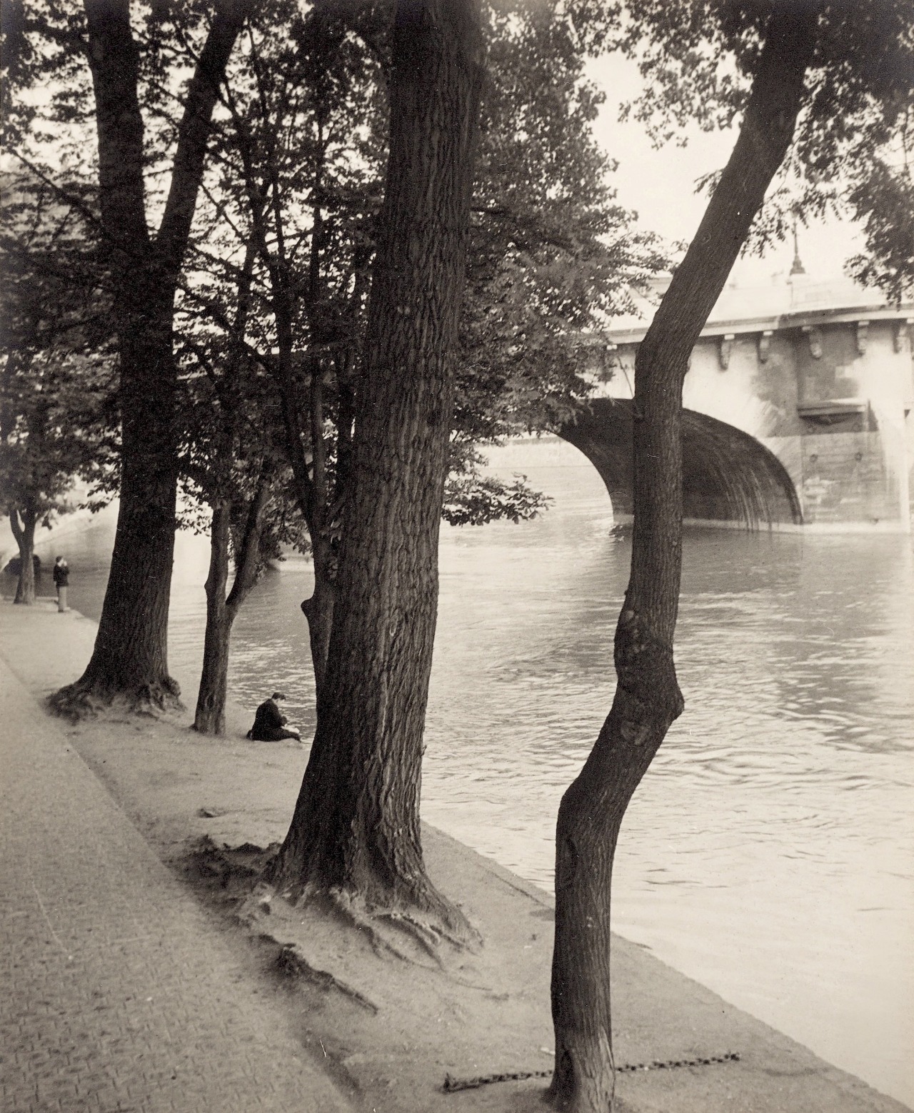 Otho Lloyd. The Seine, Paris, circa 1945. From Museu Nacional d’Art de Catalunya