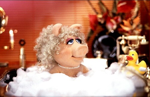 themuppetmasterencyclopedia:Miss Piggy taking a bath with rubber ducky ???