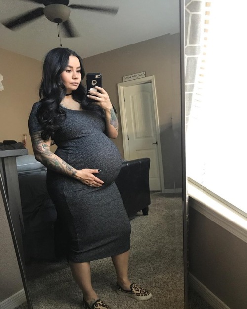 dglove69: pregnantbellyobsession: I want to see that big bare belly omg Yes!
