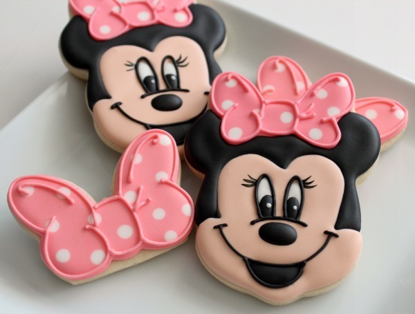 sweetoothgirl:  Easy Minnie Mouse Bow Cookies 