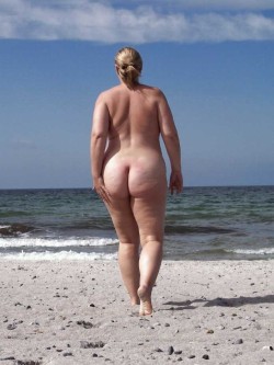 carolinachubby:  carolina-beach:  Carolina Beach Girls  Carolina