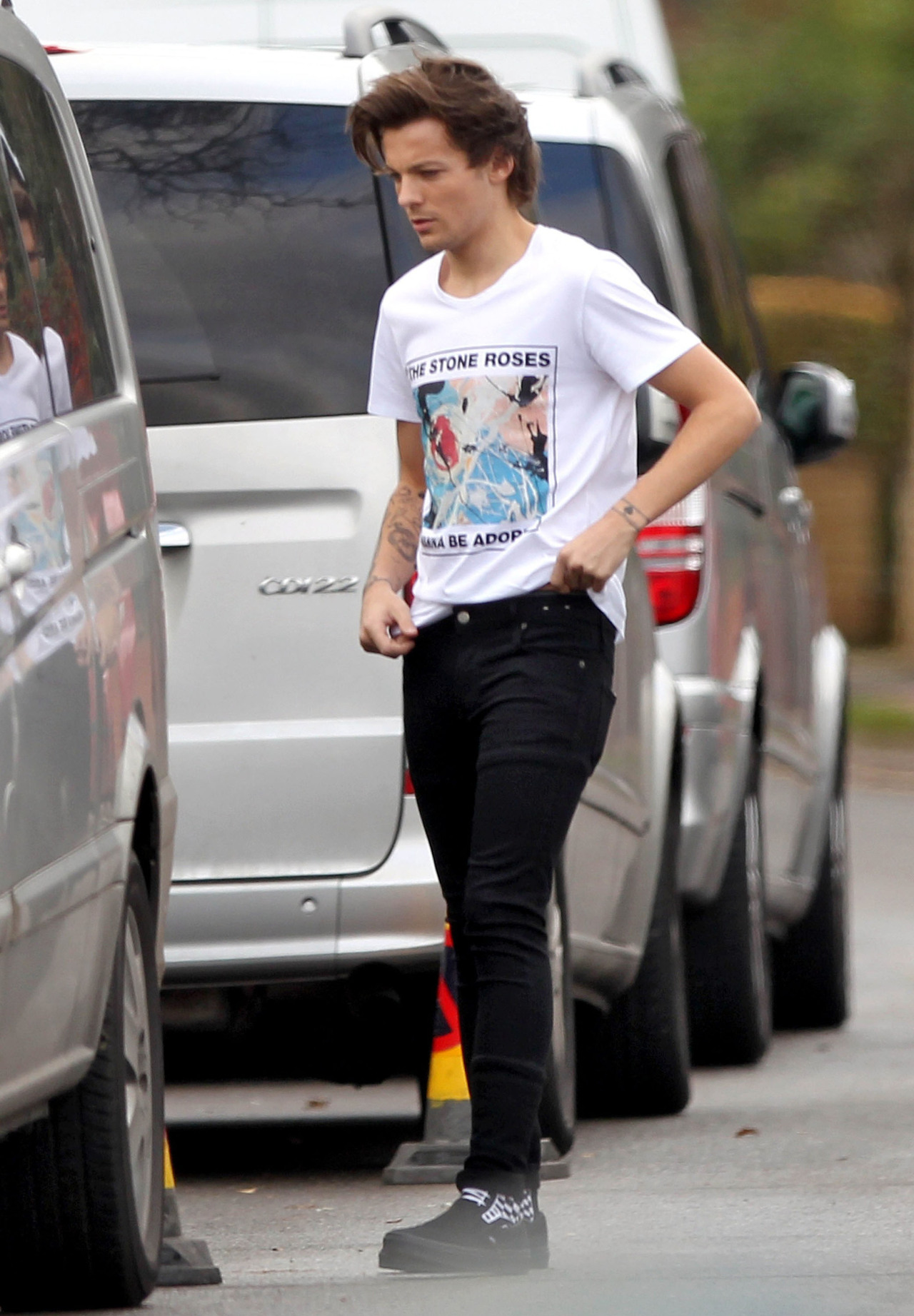 direct-news:  HQ’s of Louis while filming ‘Midnight Memories’ in London (27/12/13) 