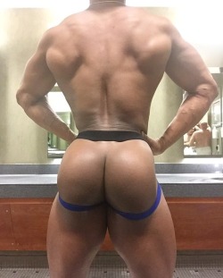 biglegsbigass:  DAMN