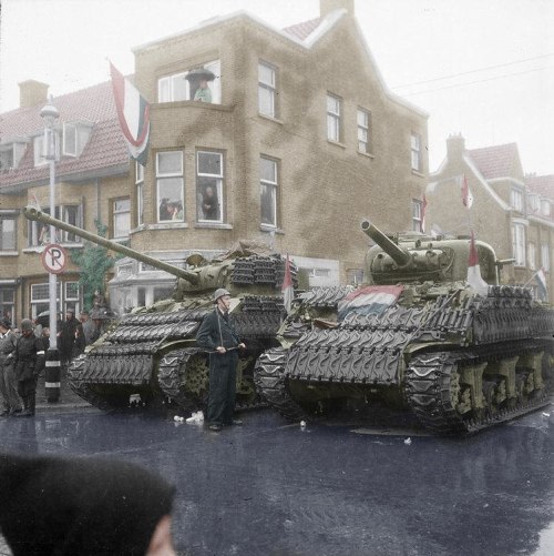 bmashine:A pair of Sherman tanks - “Firefly” (Firefly) with a British 17-pounder and a fire support 