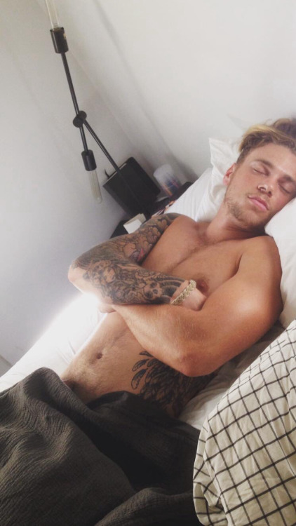 Porn brentwalker092:  nekkidmalecelebs: Gus Kenworthy photos