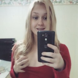 emmaambrosia:My phone looks fucking huge!