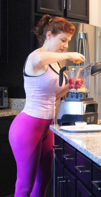 naughtymamas:Fit MILF making a smoothie 🍓🍑