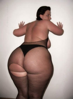 thewiderthehipsthedeeperthedip:  Love those sexy wide hips… http://thewiderthehipsthedeeperthedip.tumblr.com/ 