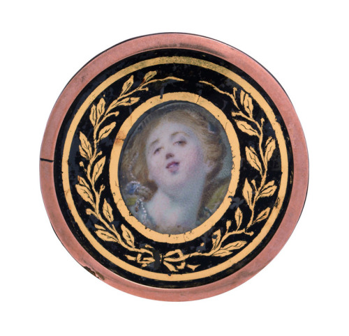 1/ Found button, 1780. Mother-of-pearl. 2/ Button, late 18th century, Wax on painted metal. 3/ Attri