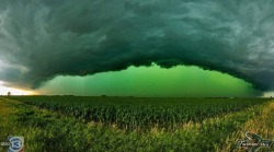 crafted-picklez:kaijuno:kaijuno:This was in Sioux Falls South Dakota! The green sky