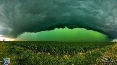 kaijuno:kaijuno:This was in Sioux Falls South Dakota! The green sky is caused by large hail stones within the storm refracting back green light to the observer.More pics from that day