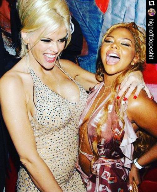 #Repost @highoffdopeshit with @repostapp. ・・・ These Two #annanicolesmith #lilkim #sexsymbol #playboy