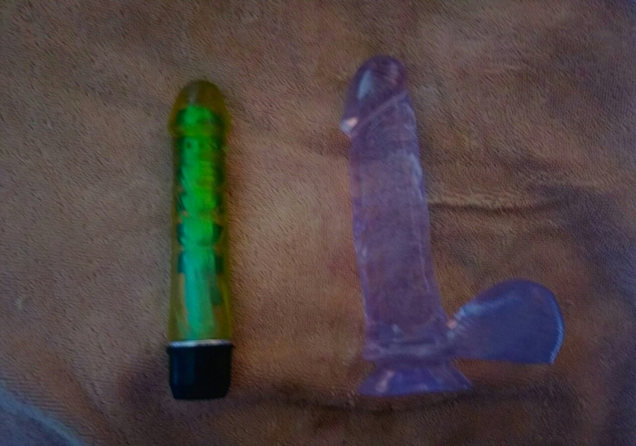 keonis-toylet: Azul meet Steven  Azul is my vibrator and Steven is the clear dildo