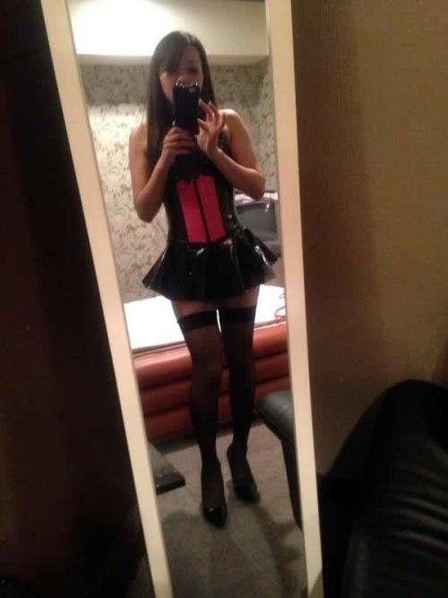 95pgttech:corset…microskirt…thigh highs…heels…seems like a fun night ;-)