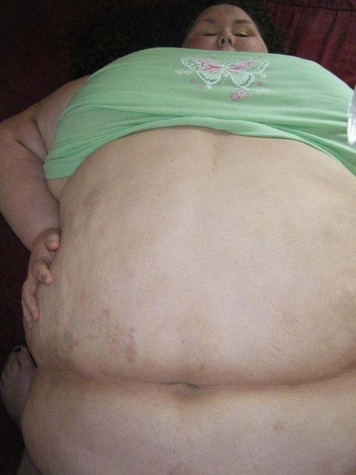 ussbbw: Credit where credit is due: the discreet charm of the discoloration between belly rolls.(Mod