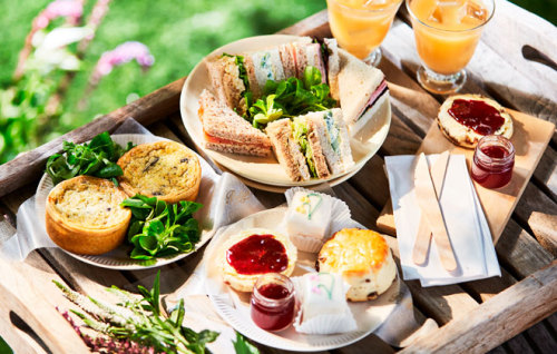 A perfect picnic for two! A mushroom quiche with lamb’s lettuce.A selection of sandwiches (cuc