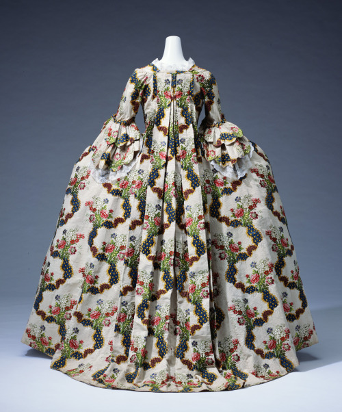 Dress – Robe à la française, 1775. Ivory silk brocarde. France. ©The Kyoto Costume Institute, photo 