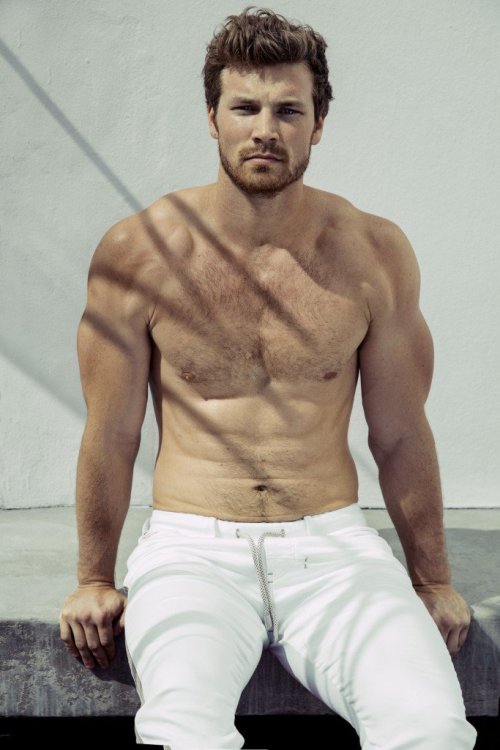 Porn hotfamous-men:  Derek Theler photos