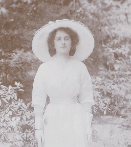 ladybingley:∙  Alicia Vikander as Vera Brittain vs actual pictures of Vera