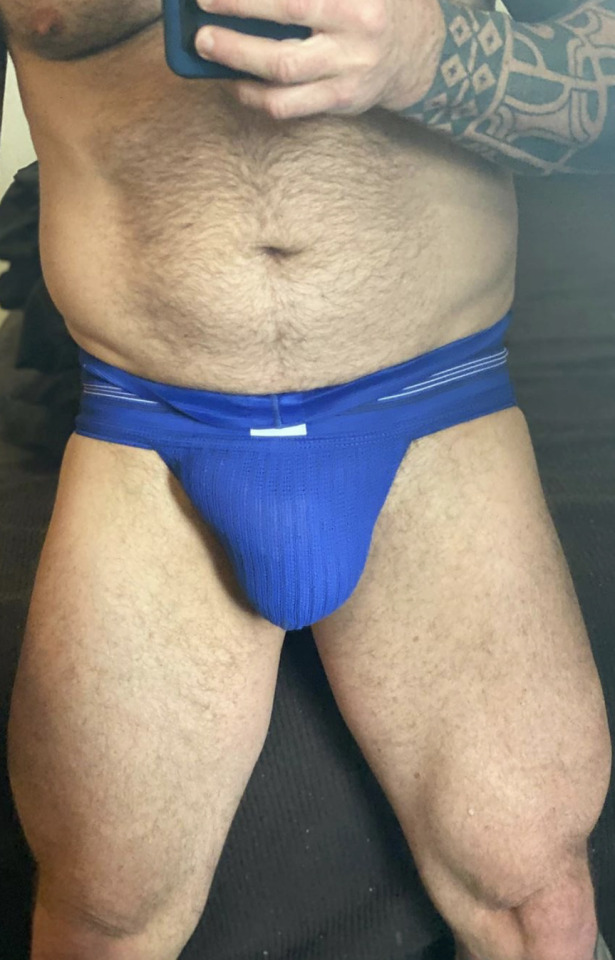 hungbob:Share your bulge pictures: hung_bob@hotmail.com