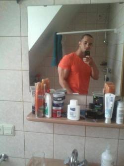 musclelover:  Self portrait, mirror style.