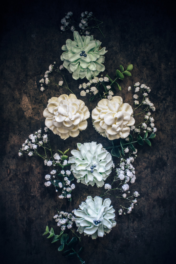 sweetoothgirl:   Floral Cupcakes With Buttercream
