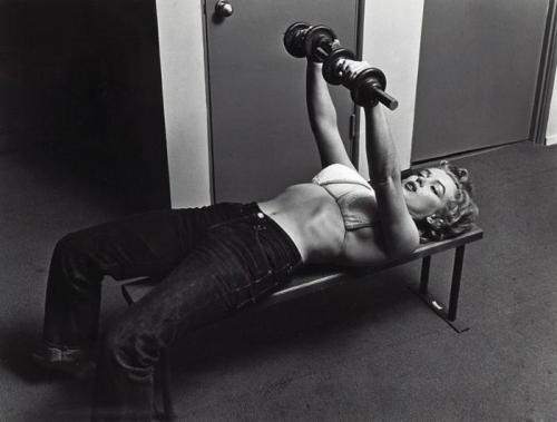 bleschi:  Marilyn Monroe did not have a fantastic body as a result of some  lucky genes. She worked hard to stay in shape, using both cardiovascular  exercise (mostly running) and weight training. She was also an athletic child who ran, danced, swam and