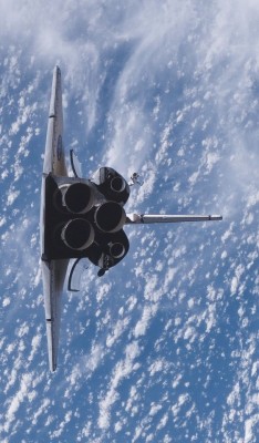 vbeserk:August 10, 2007 – The Space Shuttle Endeavour performs a “rendezvous pitch maneuver” prior docking with the International Space Station. (NASA).